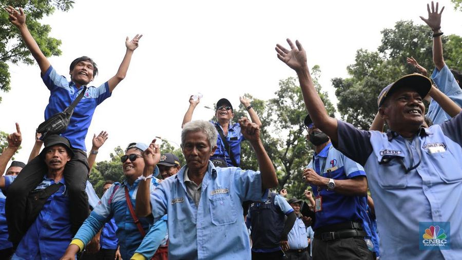 Kelompok sopir Mikrotrans atau angkot Jaklingko dan Mikrolet Jakarta melakukan demonstrasi di depan Balai Kota DKI Jakarta, Selasa, (30/7/2024). (CNBC Indonesia/Tias Budiarto)