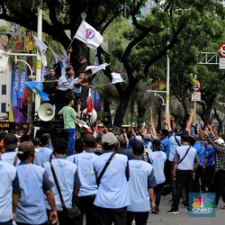 Mogok Massal, Ratusan Sopir Angkot JakLingko Protes di Balai Kota