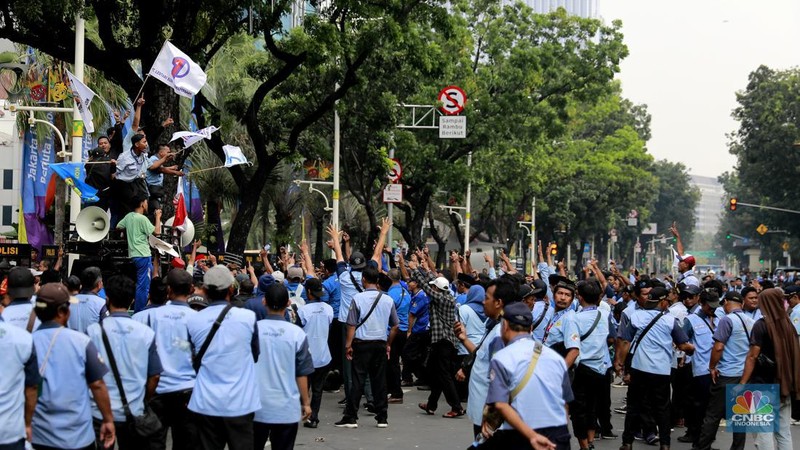 Sebuah layar himbauan penutupan jalan karena aksi demo dari sopir angkot mikrolet di Kawasan jalan M.I Ridwan Rais, menuju jalan Merdeka Selatan ditutup, Jakarta, Selasa, (30/7/2024). (CNBC Indonesia/Muhammad Sabki)