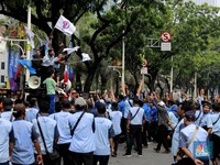 Mogok Massal, Ratusan Sopir Angkot JakLingko Protes di Balai Kota