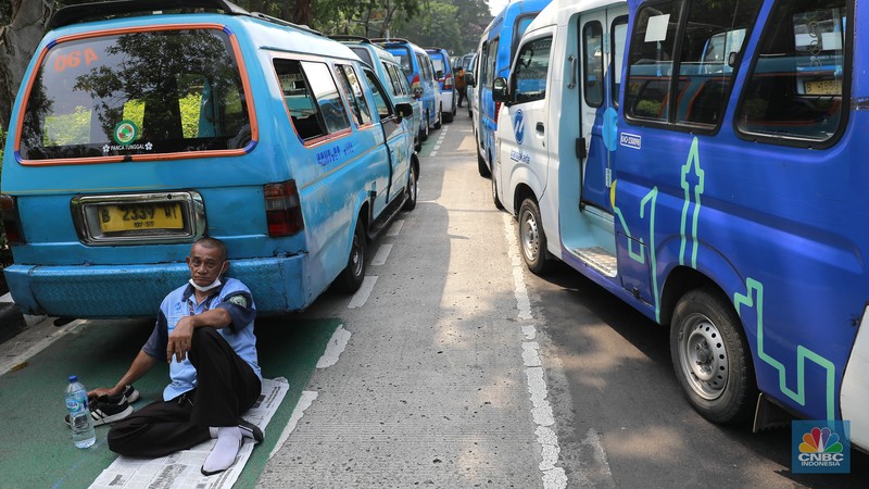Kelompok sopir Mikrotrans atau angkot Jaklingko dan Mikrolet Jakarta melakukan demonstrasi di depan Balai Kota DKI Jakarta, Selasa, (30/7/2024). Kelompok sopir Mikrotrans atau angkot Jaklingko dan Mikrolet Jakarta melakukan demonstrasi di depan Balai Kota DKI Jakarta, Selasa, (30/7/2024). (CNBC Indonesia/Tias Budiarto)