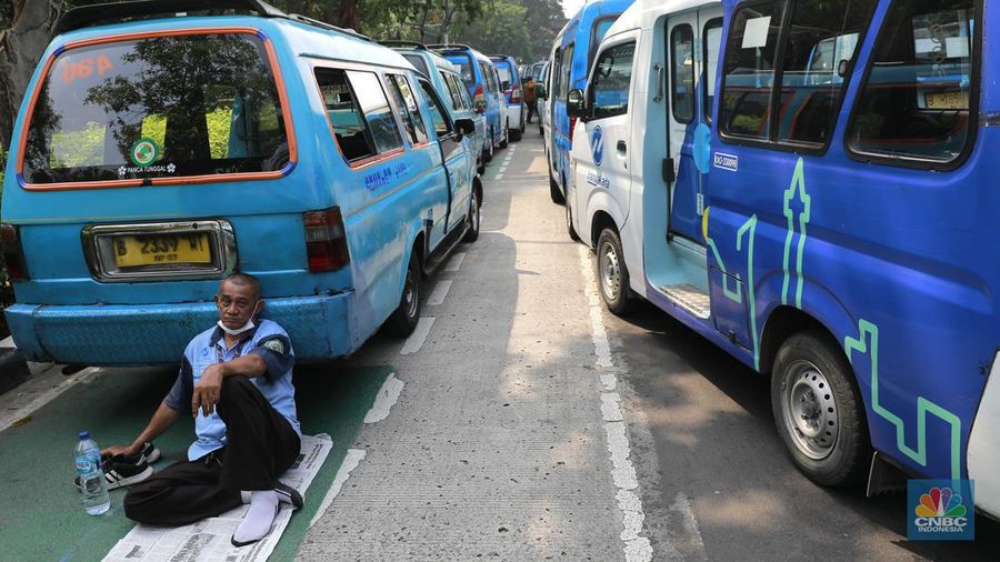 Kelompok sopir Mikrotrans atau angkot Jaklingko dan Mikrolet Jakarta melakukan demonstrasi di depan Balai Kota DKI Jakarta, Selasa, (30/7/2024). (CNBC Indonesia/Tias Budiarto)