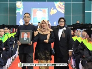 Haru Keluarga Gantikan Wisuda Rofiuzein Korban Tewas Laka di Boyolali
