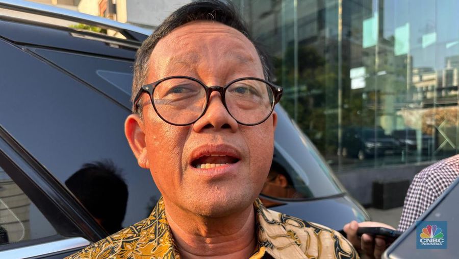 Ketua Komisi VII DPR Sugeng Suparwoto menyambangi Kantor Kementerian ESDM di Jakarta, Selasa (30/07/2024). (CNBC Indonesia/Firda Dwi Muliawati)
