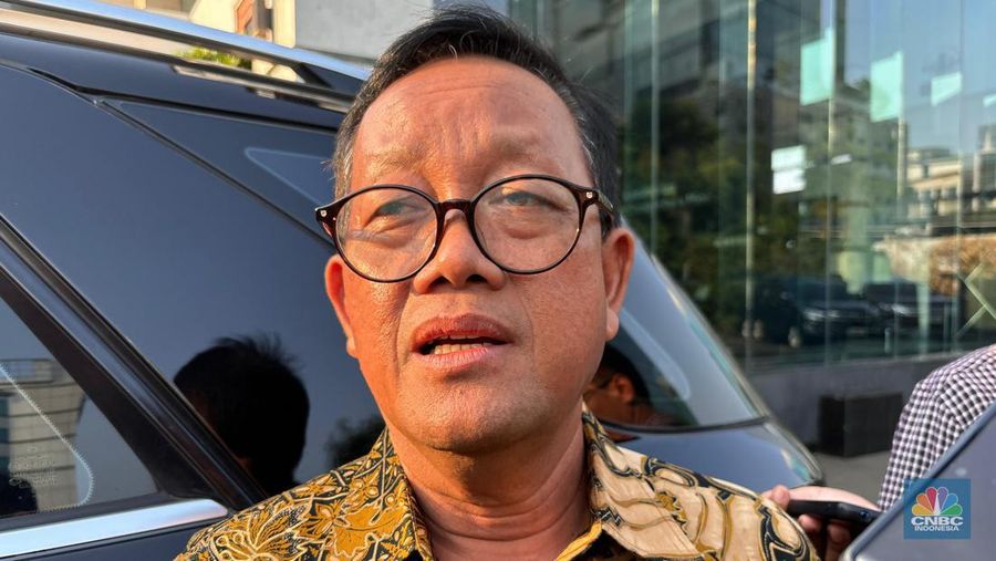 Ketua Komisi VII DPR Sugeng Suparwoto menyambangi Kantor Kementerian ESDM di Jakarta, Selasa (30/07/2024). (CNBC Indonesia/Firda Dwi Muliawati)