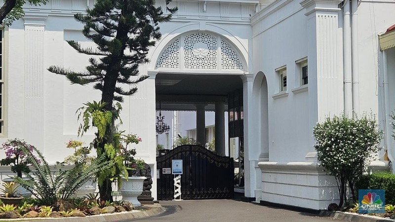 Kompleks Istana di Jl. Veteran, Kecamatan Gambir, Jakarta Pusat, masih ramai dengan kegiatan meskipun Presiden Joko Widodo (Jokowi) berkantor di Ibu Kota Nusantara (IKN) selama dua hari. (CNBC Indonesia/Emir Yanwardhana)