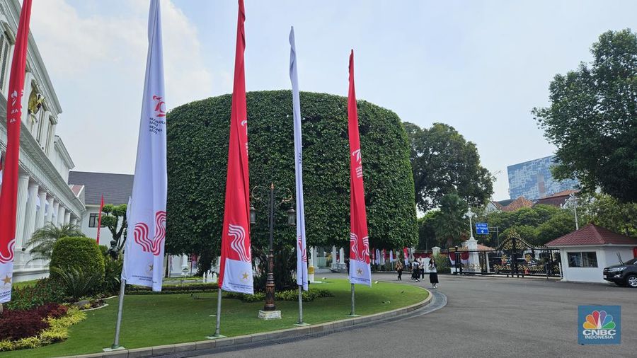 Kompleks Istana di Jl. Veteran, Kecamatan Gambir, Jakarta Pusat, masih ramai dengan kegiatan meskipun Presiden Joko Widodo (Jokowi) berkantor di Ibu Kota Nusantara (IKN) selama dua hari. (CNBC Indonesia/Emir Yanwardhana)