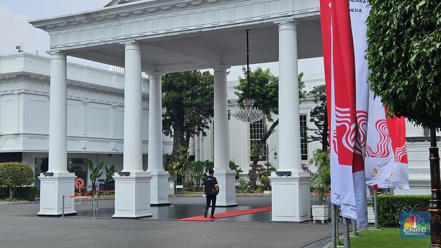 Kompleks Istana di Jl. Veteran, Kecamatan Gambir, Jakarta Pusat, masih ramai dengan kegiatan meskipun Presiden Joko Widodo (Jokowi) berkantor di Ibu Kota Nusantara (IKN) selama dua hari. (CNBC Indonesia/Emir Yanwardhana)