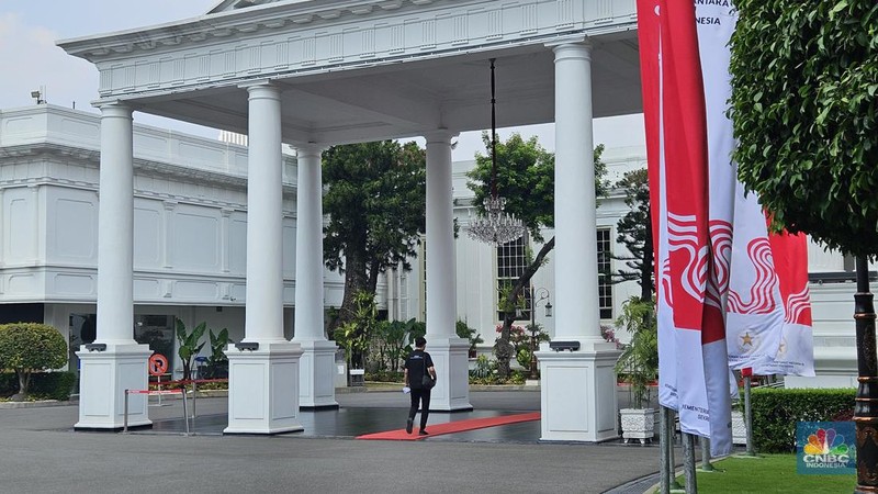Kompleks Istana di Jl. Veteran, Kecamatan Gambir, Jakarta Pusat, masih ramai dengan kegiatan meskipun Presiden Joko Widodo (Jokowi) berkantor di Ibu Kota Nusantara (IKN) selama dua hari. (CNBC Indonesia/Emir Yanwardhana)
