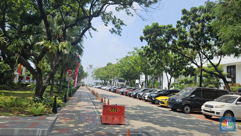 Kompleks Istana di Jl. Veteran, Kecamatan Gambir, Jakarta Pusat, masih ramai dengan kegiatan meskipun Presiden Joko Widodo (Jokowi) berkantor di Ibu Kota Nusantara (IKN) selama dua hari. (CNBC Indonesia/Emir Yanwardhana)