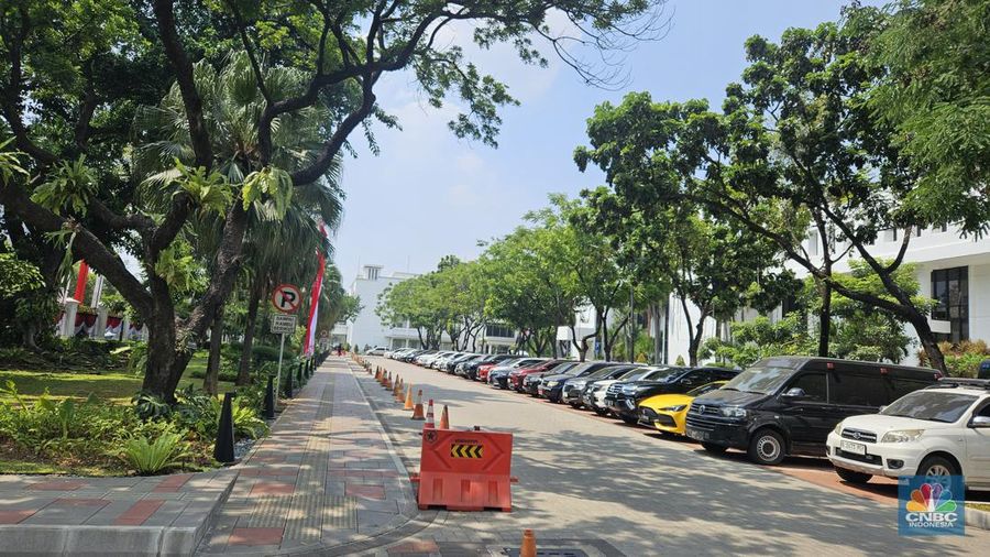 Kompleks Istana di Jl. Veteran, Kecamatan Gambir, Jakarta Pusat, masih ramai dengan kegiatan meskipun Presiden Joko Widodo (Jokowi) berkantor di Ibu Kota Nusantara (IKN) selama dua hari. (CNBC Indonesia/Emir Yanwardhana)