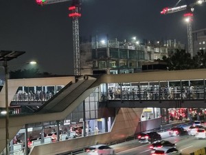Lift JPO Cikoko Mati, Antrean Warga Hendak ke Stasiun Cawang Mengular
