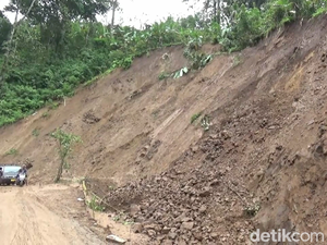 Jalur Perbukitan Piket Nol Lumajang Longsor, Lalin Sempat Macet