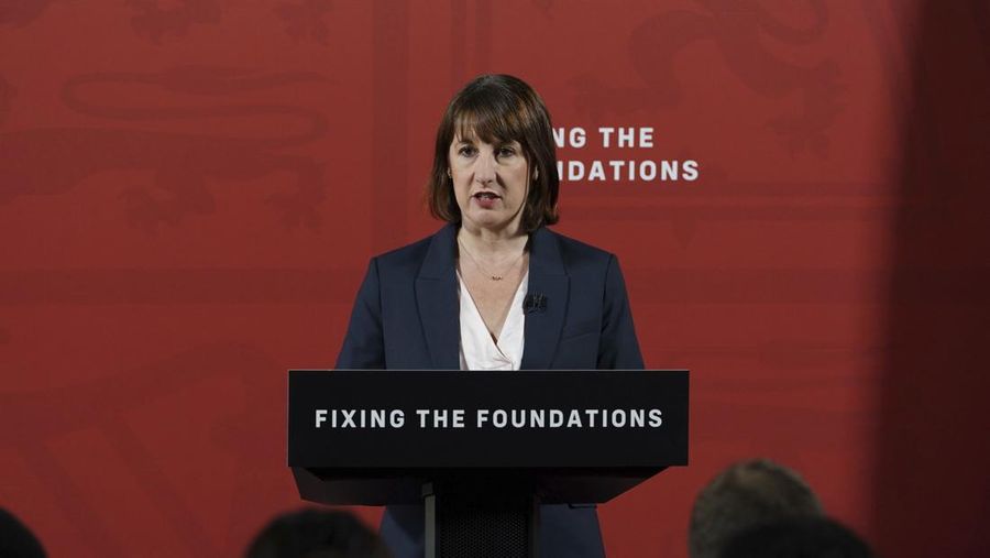 Menteri Keuangan Inggris Rachel Reeves berbicara selama konferensi pers di London, Senin 29 Juli 2024, setelah menyampaikan pernyataannya di DPR mengenai temuan audit Departemen Keuangan mengenai keadaan keuangan publik. (Lucy North/PA via AP)