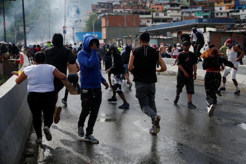 Para pengunjuk rasa berdemonstrasi menentang hasil resmi pemilu yang menyatakan terpilihnya kembali Presiden Nicolas Maduro, sehari setelah pemungutan suara di Valencia, Venezuela, Senin, 29 Juli 2024. Para pengunjuk rasa berdemonstrasi menentang hasil resmi pemilu yang menyatakan terpilihnya kembali Presiden Nicolas Maduro, sehari setelah pemungutan suara di Valencia, Venezuela, Senin, 29 Juli 2024. (AP Photo/Jacinto Oliveros)