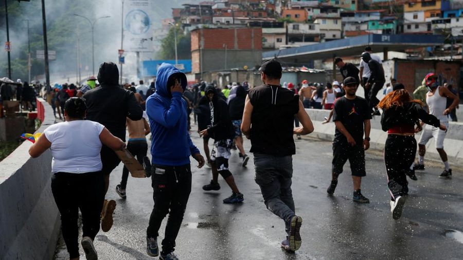Para pengunjuk rasa berdemonstrasi menentang hasil resmi pemilu yang menyatakan terpilihnya kembali Presiden Nicolas Maduro, sehari setelah pemungutan suara di Valencia, Venezuela, Senin, 29 Juli 2024. (AP Photo/Jacinto Oliveros)