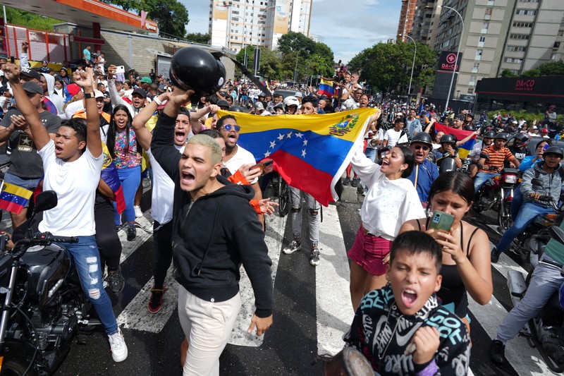 Para pengunjuk rasa berdemonstrasi menentang hasil resmi pemilu yang menyatakan terpilihnya kembali Presiden Nicolas Maduro, sehari setelah pemungutan suara di Valencia, Venezuela, Senin, 29 Juli 2024. (AP Photo/Jacinto Oliveros)