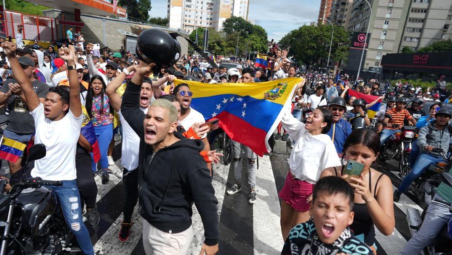 Para pengunjuk rasa berdemonstrasi menentang hasil resmi pemilu yang menyatakan terpilihnya kembali Presiden Nicolas Maduro, sehari setelah pemungutan suara di Valencia, Venezuela, Senin, 29 Juli 2024. (AP Photo/Jacinto Oliveros)