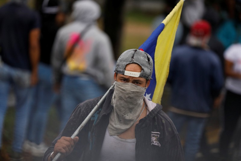 Para pengunjuk rasa berdemonstrasi menentang hasil resmi pemilu yang menyatakan terpilihnya kembali Presiden Nicolas Maduro, sehari setelah pemungutan suara di Valencia, Venezuela, Senin, 29 Juli 2024. (AP Photo/Jacinto Oliveros)