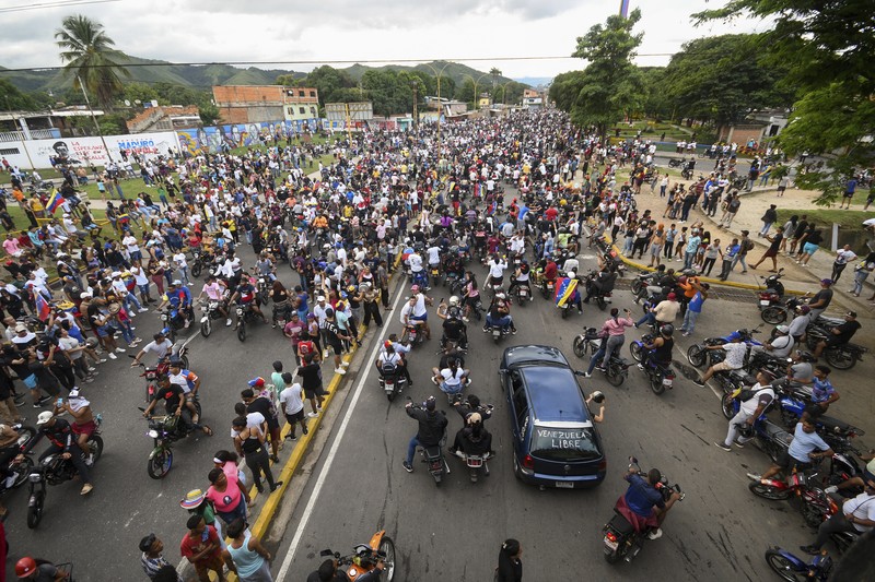 Para pengunjuk rasa berdemonstrasi menentang hasil resmi pemilu yang menyatakan terpilihnya kembali Presiden Nicolas Maduro, sehari setelah pemungutan suara di Valencia, Venezuela, Senin, 29 Juli 2024. (AP Photo/Jacinto Oliveros)