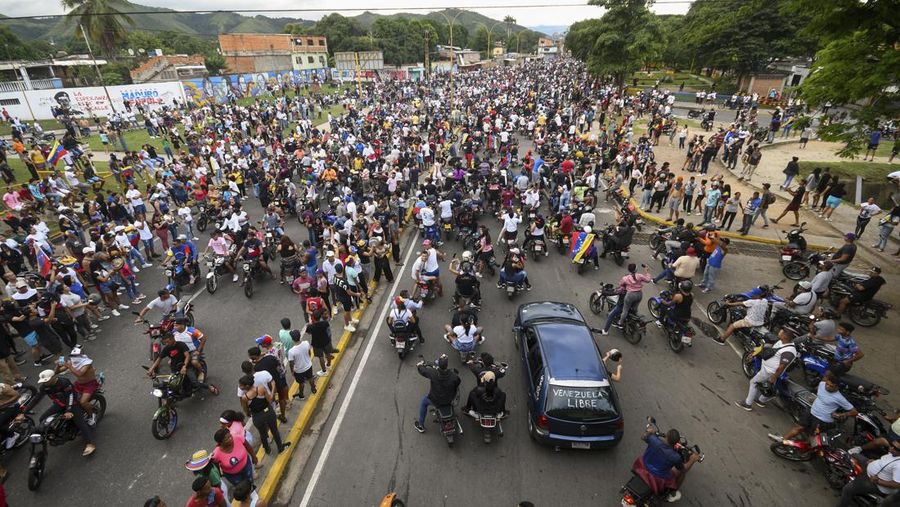 Para pengunjuk rasa berdemonstrasi menentang hasil resmi pemilu yang menyatakan terpilihnya kembali Presiden Nicolas Maduro, sehari setelah pemungutan suara di Valencia, Venezuela, Senin, 29 Juli 2024. (AP Photo/Jacinto Oliveros)