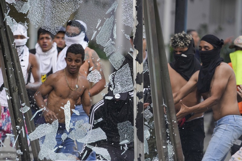 Para pengunjuk rasa berdemonstrasi menentang hasil resmi pemilu yang menyatakan terpilihnya kembali Presiden Nicolas Maduro, sehari setelah pemungutan suara di Valencia, Venezuela, Senin, 29 Juli 2024. (AP Photo/Jacinto Oliveros)