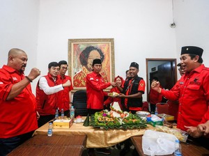 PDIP Surabaya Potong Tumpeng Syukuri Turunnya Rekom Eri-Armuji