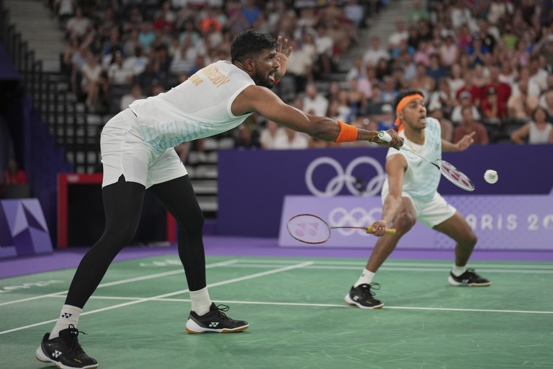 Pebulu tangkis ganda putra Indonesia Fajar Alfian/Muhammad Rian Ardianto saat menghadappi ganda putra India Chirag Shetty/Satwiksairaj Rankireddypada grup C Olimpiade 2024 di Porte de la Chapelle Arena, Paris Prancis Selasa (30/7/2024).  (AP Photo/Kin Cheung)