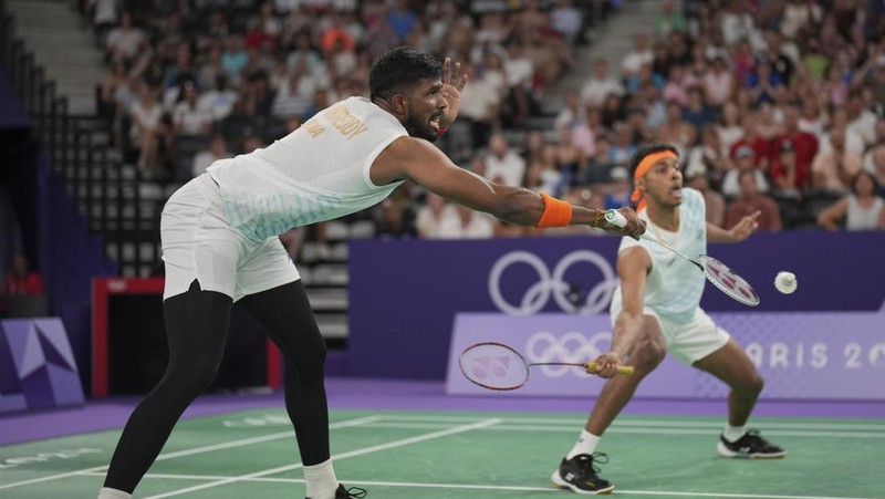 Pebulu tangkis ganda putra Indonesia Fajar Alfian/Muhammad Rian Ardianto saat menghadappi ganda putra India Chirag Shetty/Satwiksairaj Rankireddypada grup C Olimpiade 2024 di Porte de la Chapelle Arena, Paris Prancis Selasa (30/7/2024).  (AP Photo/Kin Cheung)