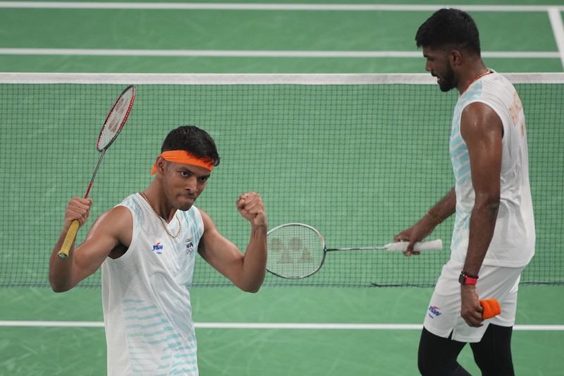 Pebulu tangkis ganda putra Indonesia Fajar Alfian/Muhammad Rian Ardianto saat menghadappi ganda putra India Chirag Shetty/Satwiksairaj Rankireddypada grup C Olimpiade 2024 di Porte de la Chapelle Arena, Paris Prancis Selasa (30/7/2024).  (AP Photo/Kin Cheung)