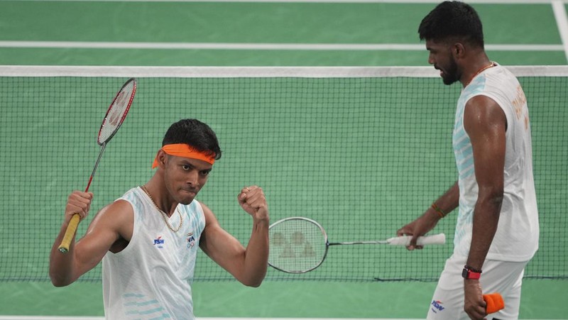 Pebulu tangkis ganda putra Indonesia Fajar Alfian/Muhammad Rian Ardianto saat menghadappi ganda putra India Chirag Shetty/Satwiksairaj Rankireddypada grup C Olimpiade 2024 di Porte de la Chapelle Arena, Paris Prancis Selasa (30/7/2024).  (AP Photo/Kin Cheung)