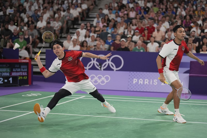 Pebulu tangkis ganda putra Indonesia Fajar Alfian/Muhammad Rian Ardianto saat menghadappi ganda putra India Chirag Shetty/Satwiksairaj Rankireddypada grup C Olimpiade 2024 di Porte de la Chapelle Arena, Paris Prancis Selasa (30/7/2024).  (AP Photo/Kin Cheung)