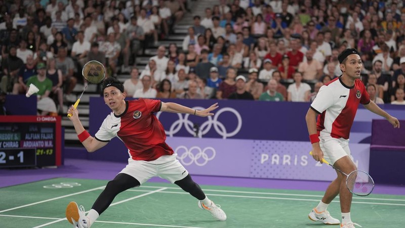 Pebulu tangkis ganda putra Indonesia Fajar Alfian/Muhammad Rian Ardianto saat menghadappi ganda putra India Chirag Shetty/Satwiksairaj Rankireddypada grup C Olimpiade 2024 di Porte de la Chapelle Arena, Paris Prancis Selasa (30/7/2024).  (AP Photo/Kin Cheung)