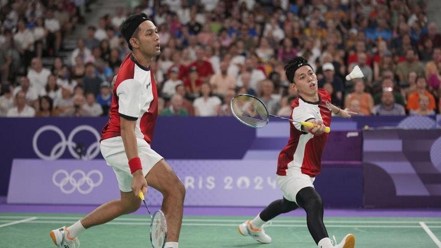Pebulu tangkis ganda putra Indonesia Fajar Alfian/Muhammad Rian Ardianto saat menghadappi ganda putra India Chirag Shetty/Satwiksairaj Rankireddypada grup C Olimpiade 2024 di Porte de la Chapelle Arena, Paris Prancis Selasa (30/7/2024).  (AP Photo/Kin Cheung)