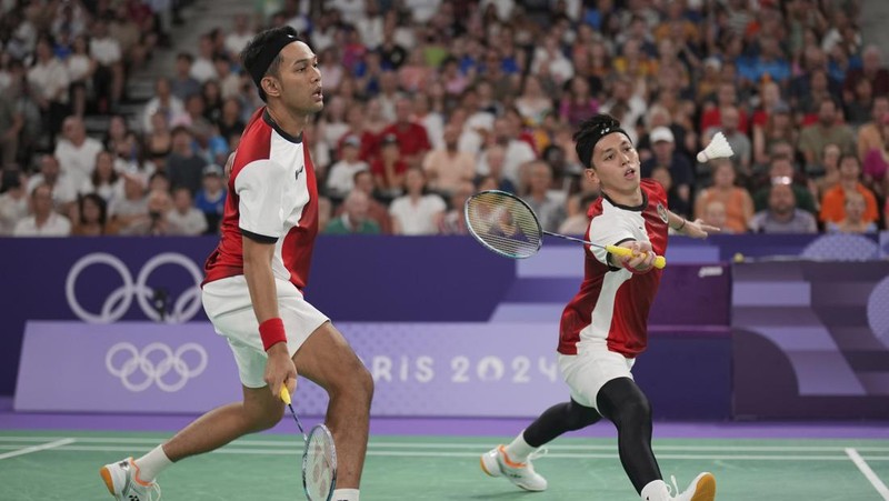 Pebulu tangkis ganda putra Indonesia Fajar Alfian/Muhammad Rian Ardianto saat menghadappi ganda putra India Chirag Shetty/Satwiksairaj Rankireddypada grup C Olimpiade 2024 di Porte de la Chapelle Arena, Paris Prancis Selasa (30/7/2024).  (AP Photo/Kin Cheung)