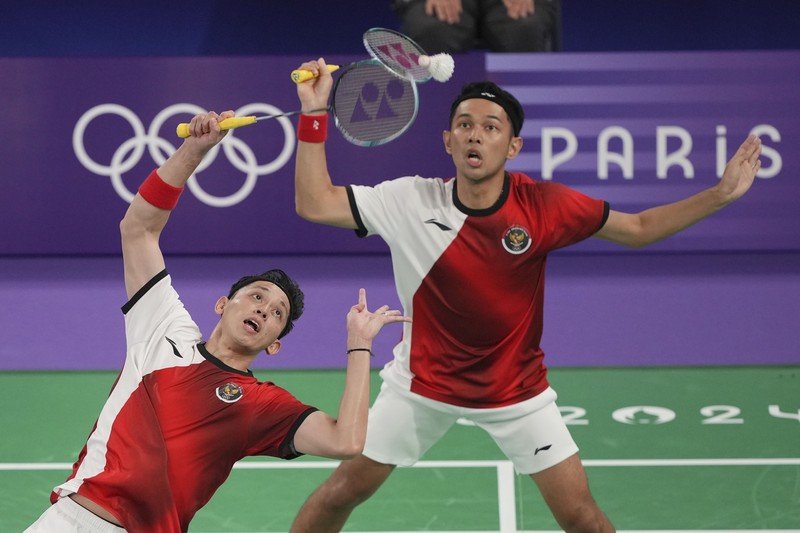 Pebulu tangkis ganda putra Indonesia Fajar Alfian/Muhammad Rian Ardianto saat menghadappi ganda putra India Chirag Shetty/Satwiksairaj Rankireddypada grup C Olimpiade 2024 di Porte de la Chapelle Arena, Paris Prancis Selasa (30/7/2024).  (AP Photo/Kin Cheung)