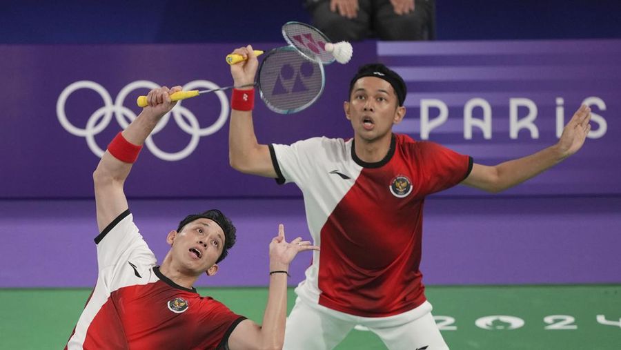 Pebulu tangkis ganda putra Indonesia Fajar Alfian/Muhammad Rian Ardianto saat menghadappi ganda putra India Chirag Shetty/Satwiksairaj Rankireddypada grup C Olimpiade 2024 di Porte de la Chapelle Arena, Paris Prancis Selasa (30/7/2024). (AP Photo/Kin Cheung)