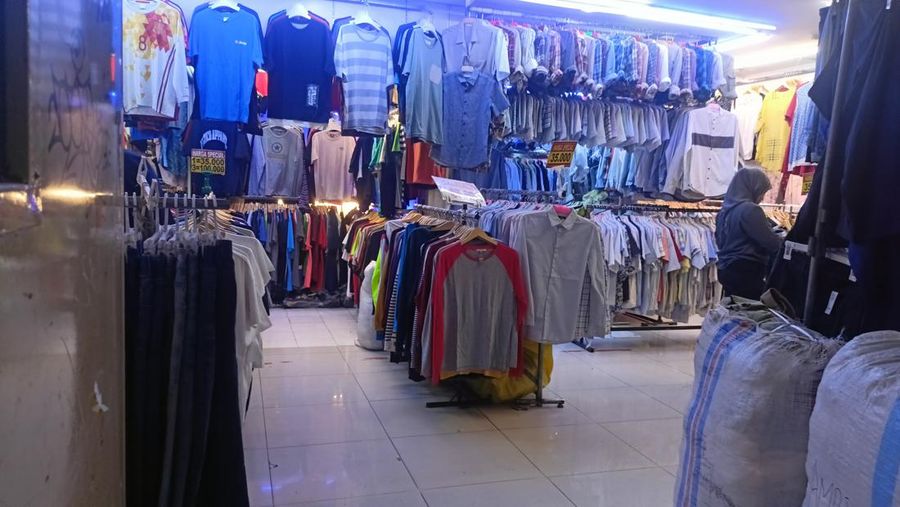 Penjualan baju bekas atau thrifting di Pasar Senen. (CNBC Indonesia/Ferry Sandi)