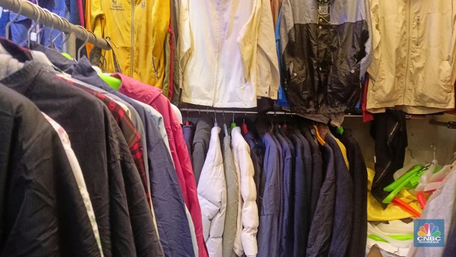 Penjualan baju bekas atau thrifting di Pasar Senen. (CNBC Indonesia/Ferry Sandi)