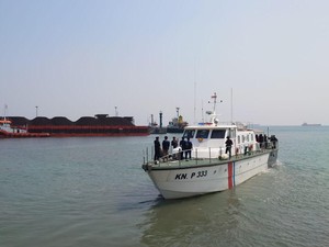 Imigrasi Gelar Patroli Laut, Periksa Dokumen Kapal Asing di Selat Sunda