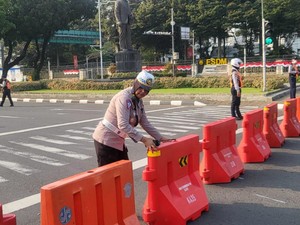 Ada Demo Sopir JakLingko di Balai Kota, Lalin Arah Patung Kuda Dialihkan