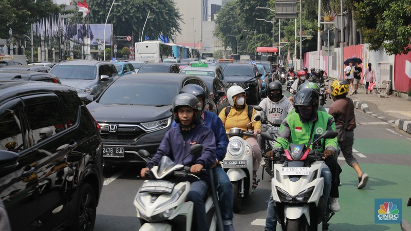 Sebuah layar himbauan penutupan jalan karena aksi demo dari sopir angkot mikrolet di Kawasan jalan M.I Ridwan Rais, menuju jalan Merdeka Selatan ditutup, Jakarta, Selasa, (30/7/2024). (CNBC Indonesia/Muhammad Sabki)