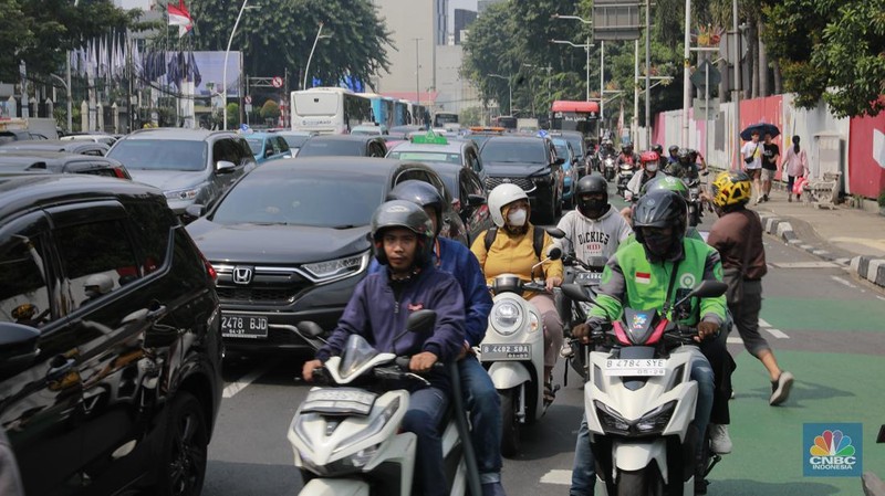 Sebuah layar himbauan penutupan jalan karena aksi demo dari sopir angkot mikrolet di Kawasan jalan M.I Ridwan Rais, menuju jalan Merdeka Selatan ditutup, Jakarta, Selasa, (30/7/2024). (CNBC Indonesia/Muhammad Sabki)