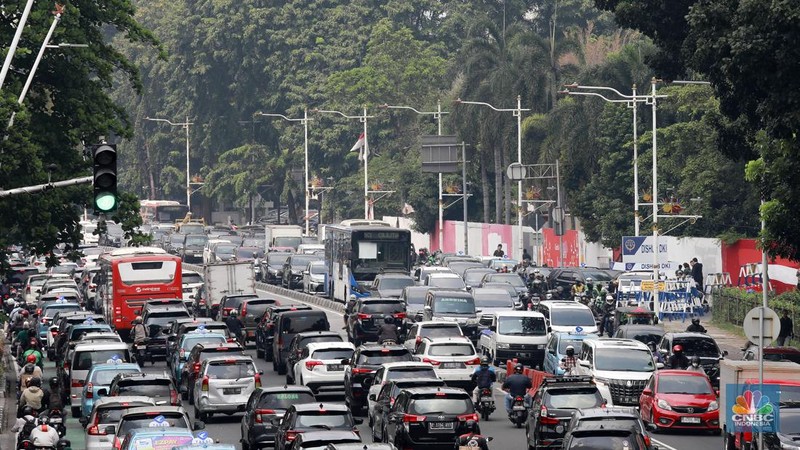 Sebuah layar himbauan penutupan jalan karena aksi demo dari sopir angkot mikrolet di Kawasan jalan M.I Ridwan Rais, menuju jalan Merdeka Selatan ditutup, Jakarta, Selasa, (30/7/2024). (CNBC Indonesia/Muhammad Sabki)