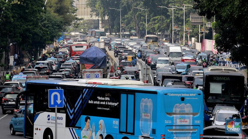 Sebuah layar himbauan penutupan jalan karena aksi demo dari sopir angkot mikrolet di Kawasan jalan M.I Ridwan Rais, menuju jalan Merdeka Selatan ditutup, Jakarta, Selasa, (30/7/2024). (CNBC Indonesia/Muhammad Sabki)