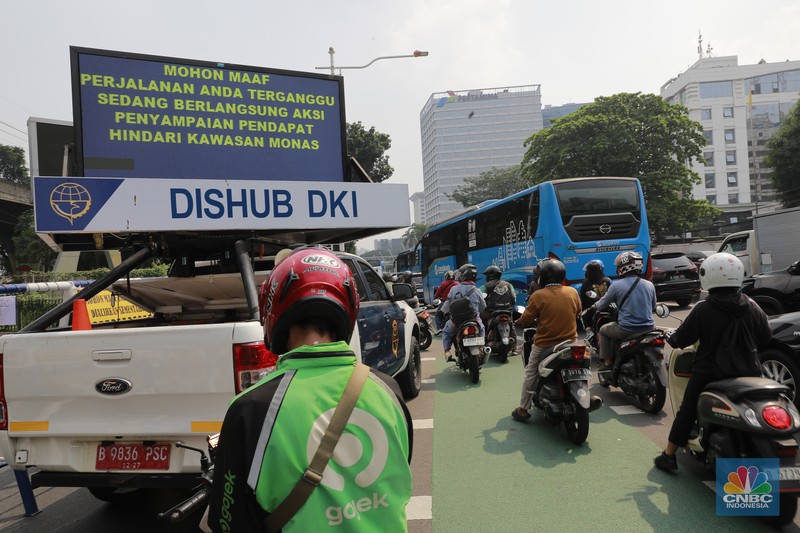 Sebuah layar himbauan penutupan jalan karena aksi demo dari sopir angkot mikrolet di Kawasan jalan M.I Ridwan Rais, menuju jalan Merdeka Selatan ditutup, Jakarta, Selasa, (30/7/2024). (CNBC Indonesia/Muhammad Sabki)