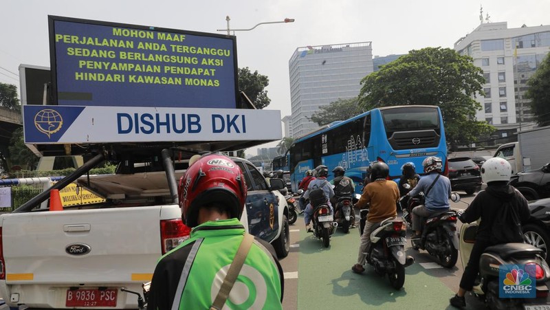 Sebuah layar himbauan penutupan jalan karena aksi demo dari sopir angkot mikrolet di Kawasan jalan M.I Ridwan Rais, menuju jalan Merdeka Selatan ditutup, Jakarta, Selasa, (30/7/2024). (CNBC Indonesia/Muhammad Sabki)
