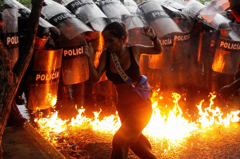 Para pengunjuk rasa berdemonstrasi menentang hasil resmi pemilu yang menyatakan terpilihnya kembali Presiden Nicolas Maduro, sehari setelah pemungutan suara di Valencia, Venezuela, Senin, 29 Juli 2024. (AP Photo/Jacinto Oliveros)