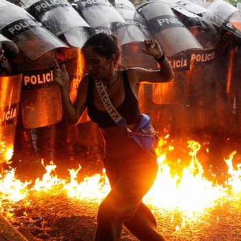 Demonstrasi Maut di Venezuela, Jalanan bak Medan Perang Gegara Pilpres