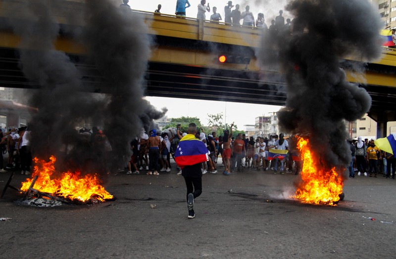 Para pengunjuk rasa berdemonstrasi menentang hasil resmi pemilu yang menyatakan terpilihnya kembali Presiden Nicolas Maduro, sehari setelah pemungutan suara di Valencia, Venezuela, Senin, 29 Juli 2024. Para pengunjuk rasa berdemonstrasi menentang hasil resmi pemilu yang menyatakan terpilihnya kembali Presiden Nicolas Maduro, sehari setelah pemungutan suara di Valencia, Venezuela, Senin, 29 Juli 2024. (AP Photo/Jacinto Oliveros)